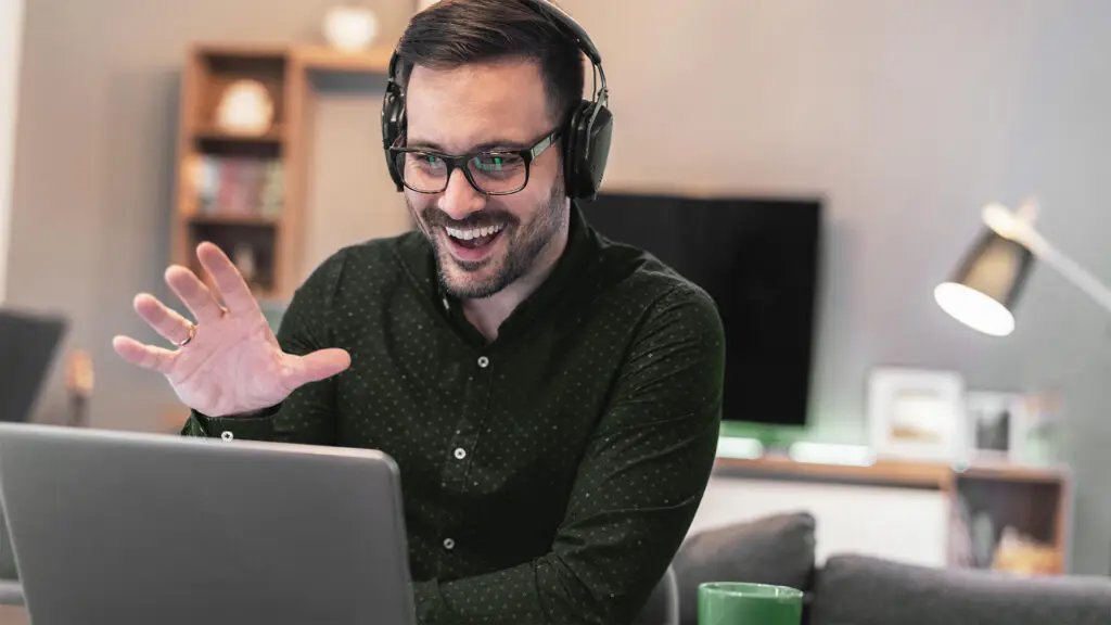 Mitarbeiter mit Headset bei einer digitalen Besprechung – Symbolbild für sichere Online-Kommunikation, unterstützt durch IT-Lösungen der Design und IT Agentur aus Herford snutig.