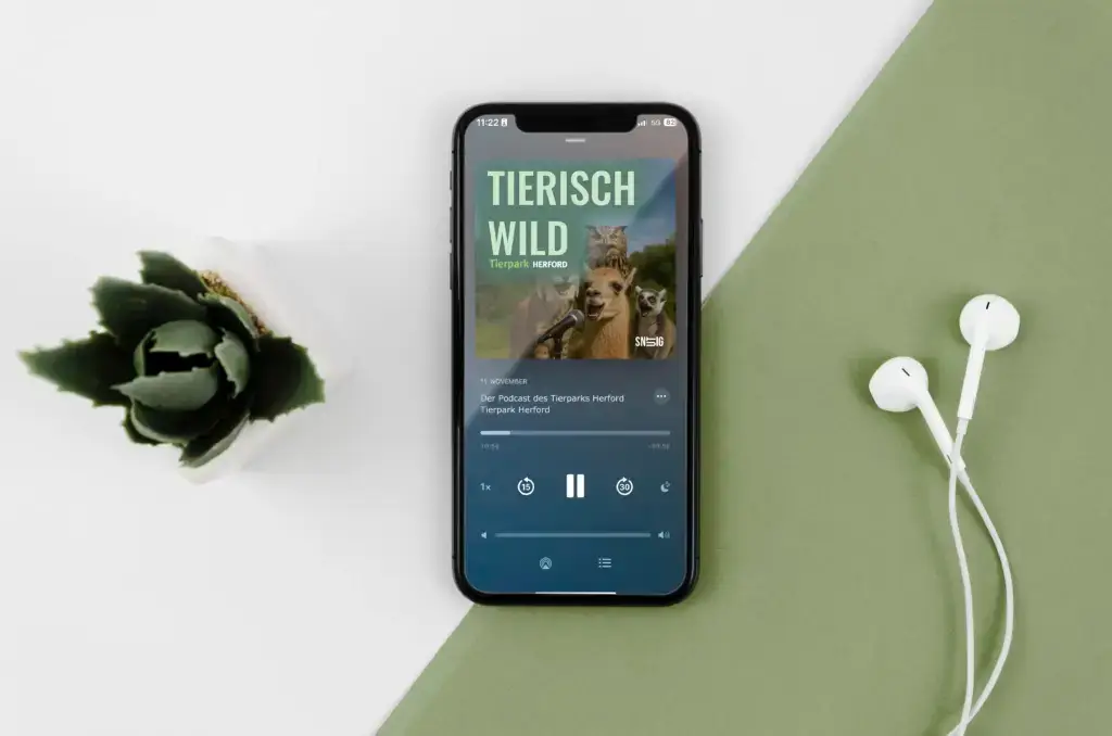 Smartphone mit dem Podcast Tierisch Wild des Tierparks Herford – produziert von der Design und IT Agentur aus Herford snutig, inklusive Covergestaltung & Umsetzung.