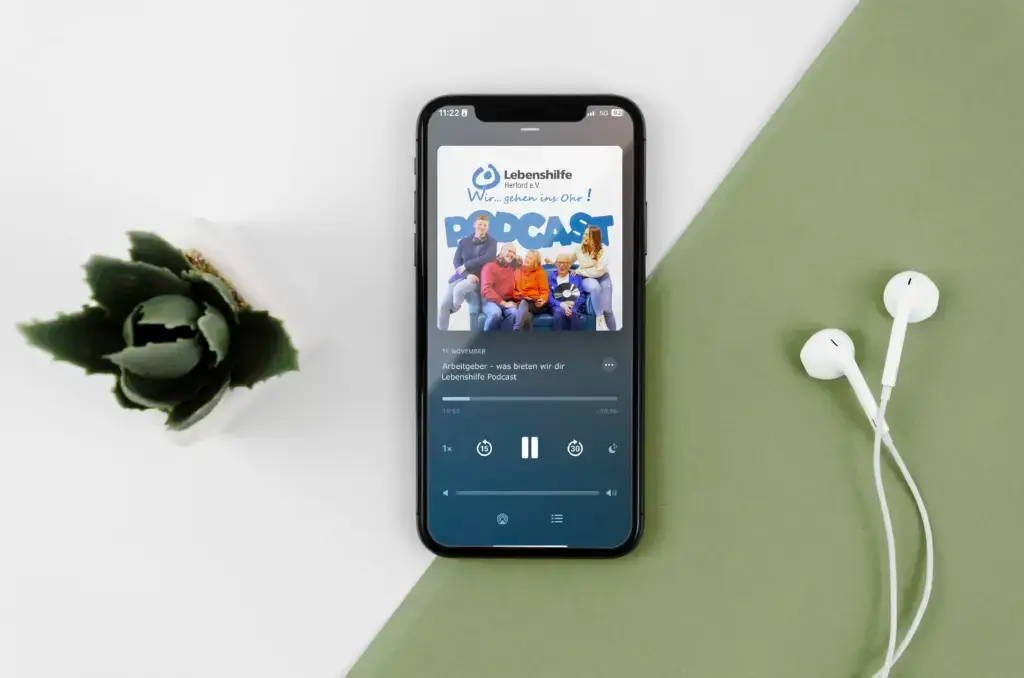 Podcast der Lebenshilfe Herford "Wir...gehen ins Ohr" auf einem Smartphone – konzipiert, gestaltet und produziert von der Design und IT Agentur aus Herford snutig.