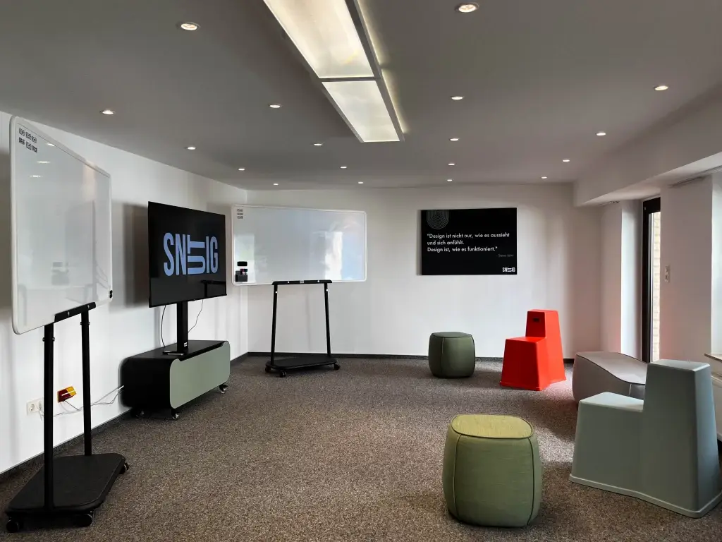 Creative Lab von snutig in Herford – moderner Workshopraum mit Whiteboards, Bildschirm und flexiblem Mobiliar, ideal für kreative Workshops, Design und Digitalisierung.
