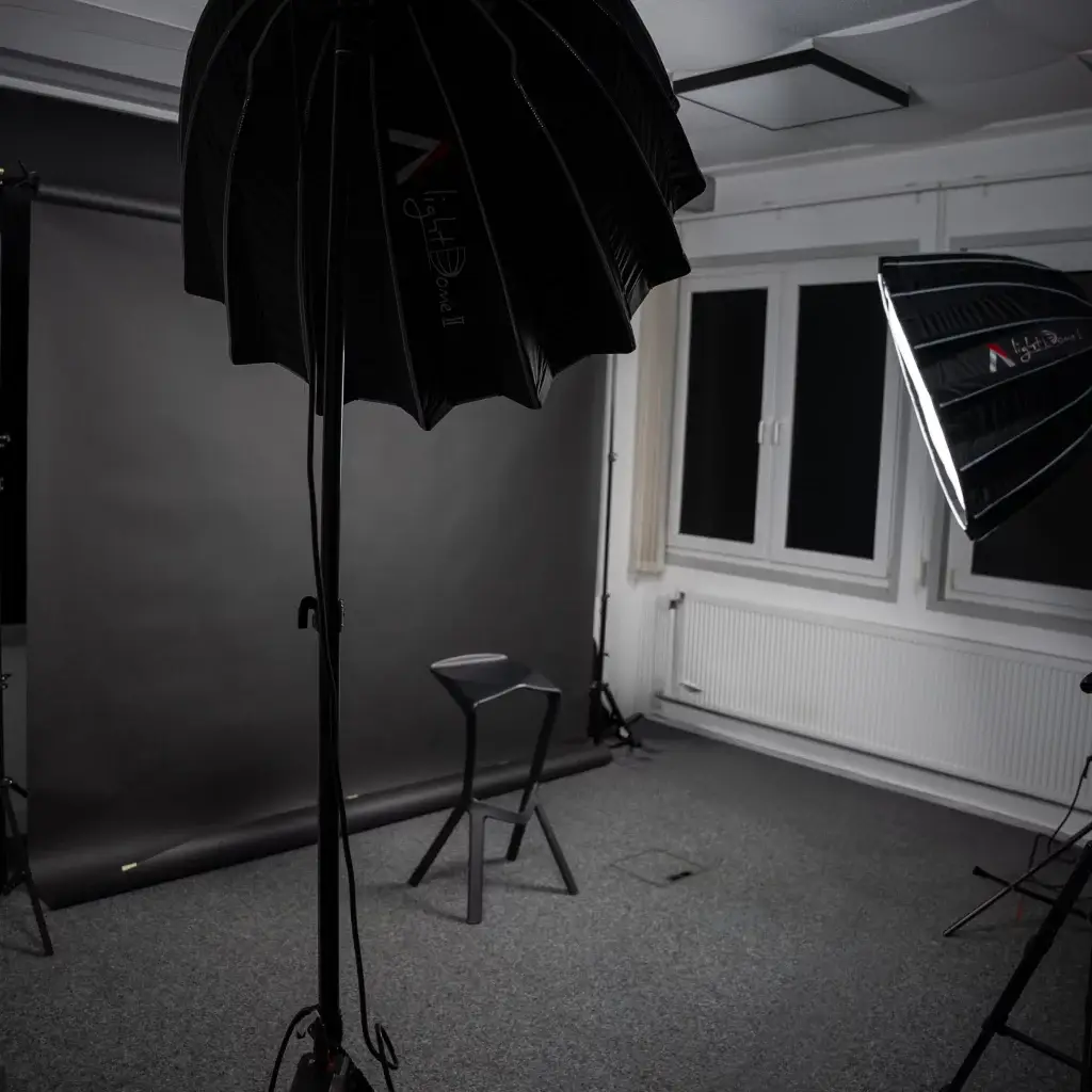 Fotostudio von snutig in Herford – ausgestattet mit Softboxen, Hintergrund und moderner Technik für professionelle Fotoshootings, Content-Produktion und Medienprojekte.