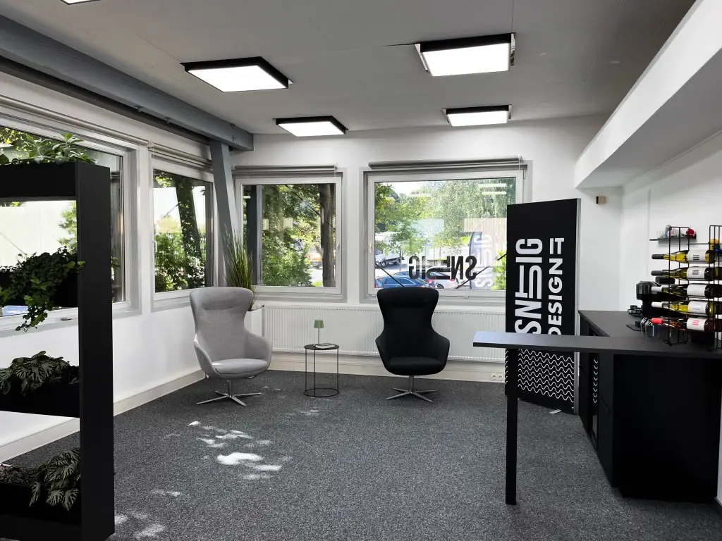 PitchArea Konferenzraum von snutig in Herford – heller, moderner Raum mit komfortabler Einrichtung, perfekt für Workshops, Team-Meetings und Unternehmenspräsentationen.