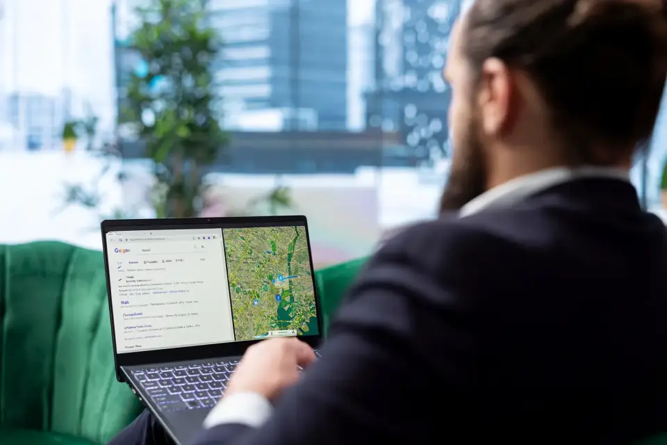 Mitarbeiter der Snutig GmbH arbeitet im modernen Büro mit Laptop und nutzt digitale Karten- und Suchfunktionen für GEO-Analysen, um datenbasierte Strategien für Unternehmen zu entwickeln