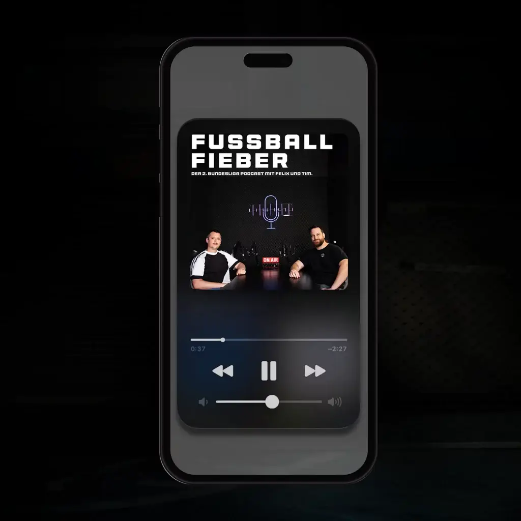 Cover des Podcasts Fußball-Fieber auf einem Tablet mit Felix und Tim