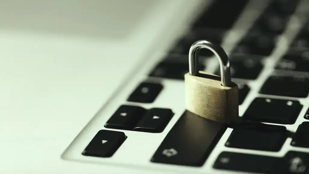 Vorhängeschloss auf Laptop-Tastatur als Symbol für DSGVO-konformen Datenschutz bei der Digitalisierung