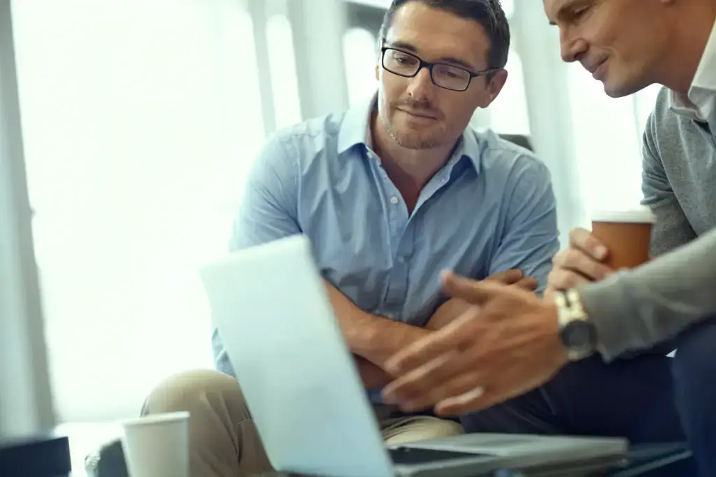 Geschäftsleute im Mittelstand besprechen KI Strategie am Tablet